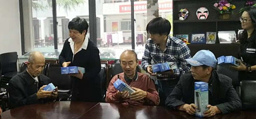 【鼎強(qiáng)纖維】副總為轄區(qū)福利院孤寡老人送溫暖